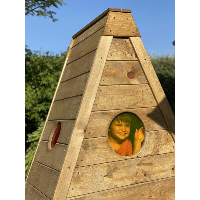 Tipi cachette dans les bois