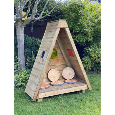 Tipi cachette dans les bois
