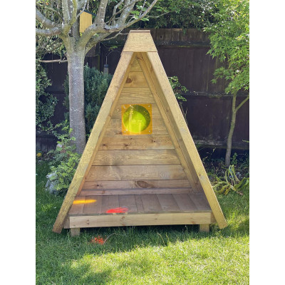 Tipi cachette dans les bois