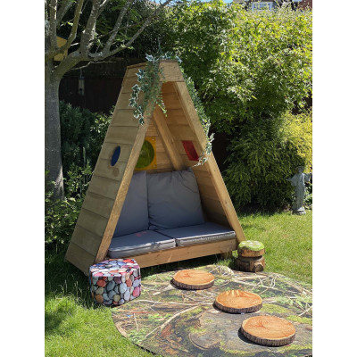 Tipi cachette dans les bois
