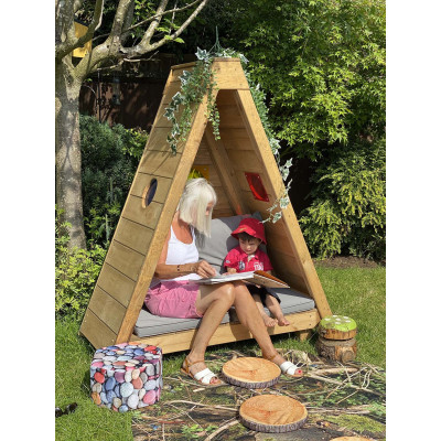 Tipi cachette dans les bois